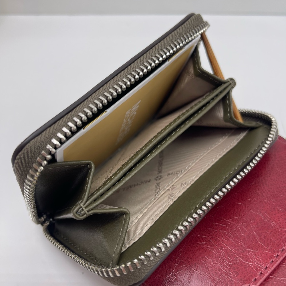 MICHAEL KORS Jet Set Medium Distressed Zip Around Card Case
Olive
NWT - Picture 8 of 16